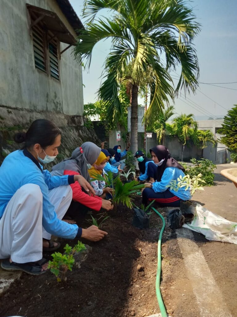 Peduli Lingkungan, KKN UIN Walisongo Adakan Penanaman Kembali Lahan Tandus 5 IMG-20210728-WA0033-2719f0ce