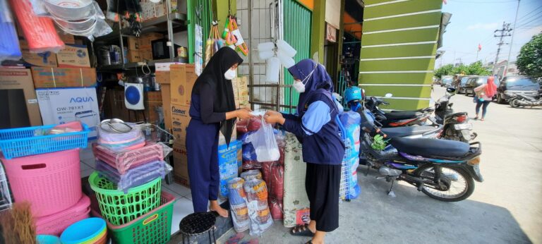 Pencegahan Penularan Covid-19 melalui Sosialisasi dan Pembagian Masker Oleh Mahasiswa KKN UIN Walisongo di Pasar Mranggen, Demak 2 20211020_120833-cf10a10d