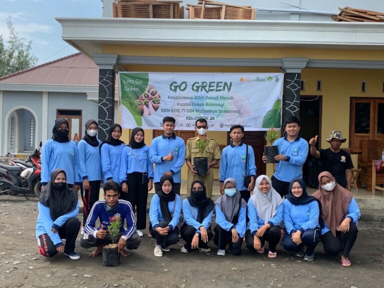 Anggota KKN RDR 77 UIN Walisongo Semarang Berfoto Bersama Pemerintah Desa dan Perwakilan Paguyuban PIK