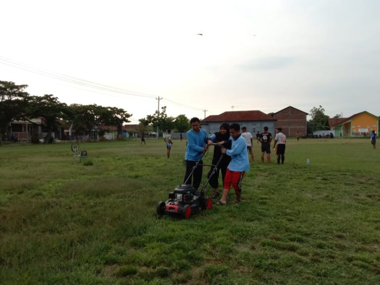 Mahasiswa KKN RDR UIN Walisongo berantusias membantu Membersihkan Rumput dilapangan Sepak bola Desa Bonangrejo 2 WhatsApp Image 2021-11-04 at 16.21.16-19208c74