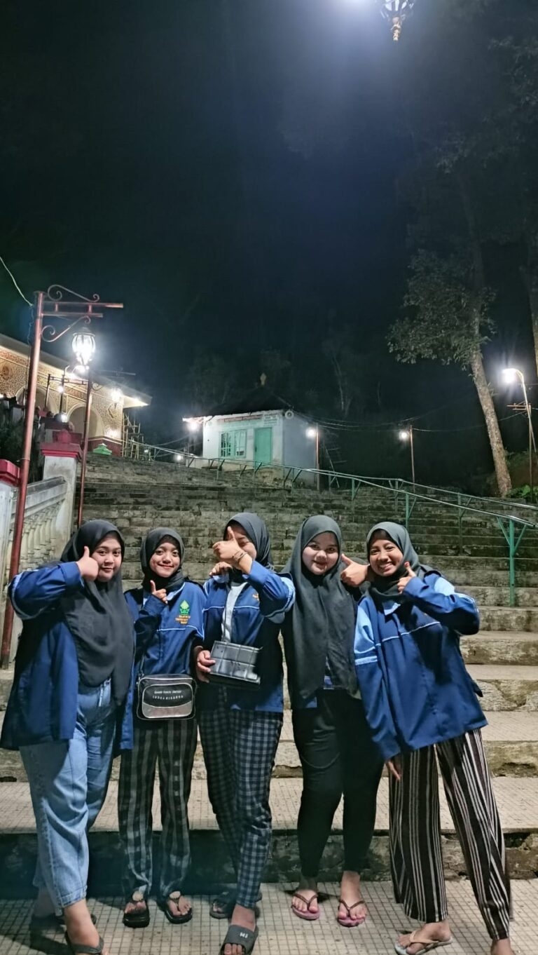 Mahasiswa KKN MIT DR-13 Kelokpok 12 Ziarah Bersama Ke Makam Syekh Maulana al- Magribi di Kawasan Wonobodro, Berikut Asal Usul Makam Beliau! 2 IMG 20220221 WA0061