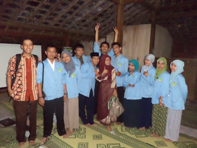 prima trisna aji ketika membimbing mahasiswa kkn9rHXP0O