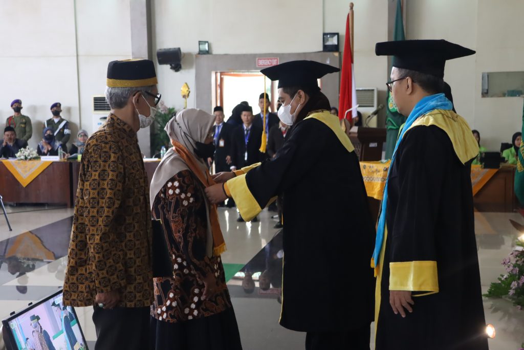 Berjuang Sampai Akhir Hayat, Orang Tua Gantikan Putranya Wisuda di UIN Walisongo Semarang