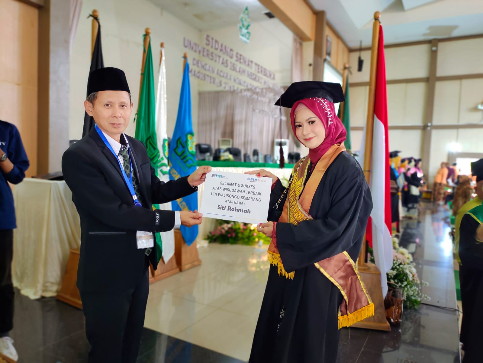 Siti Rohmah, Jurnalis yang Jadi Wisudawan Terbaik UIN Walisongo di Hari Pers Nasional 1 Siti Rohmah, Jurnalis yang Jadi Wisudawan Terbaik UIN Walisongo di Hari Pers Nasional