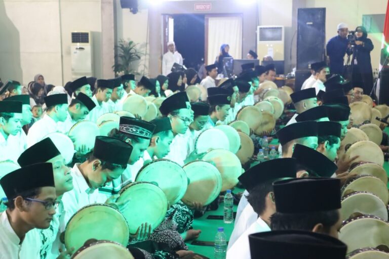 120 'Pilot' Rebana Kolosal Meriahkan UIN Walisongo Bersholawat