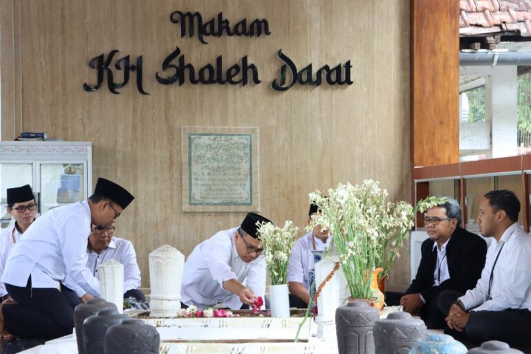 Resapi Makna Dies Natalis, UIN Walisongo Ajak Mitra Ziarah Ulama Semarang