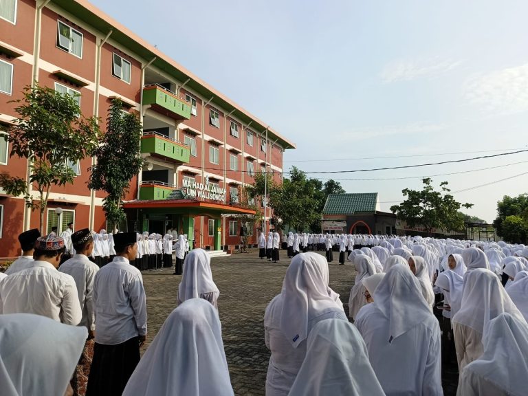 Upacara Hari Santri Nasional 2024 diikuti oleh Ribuan Santri Mahad Al Jamiah UIN Walisongo – UIN Walisongo