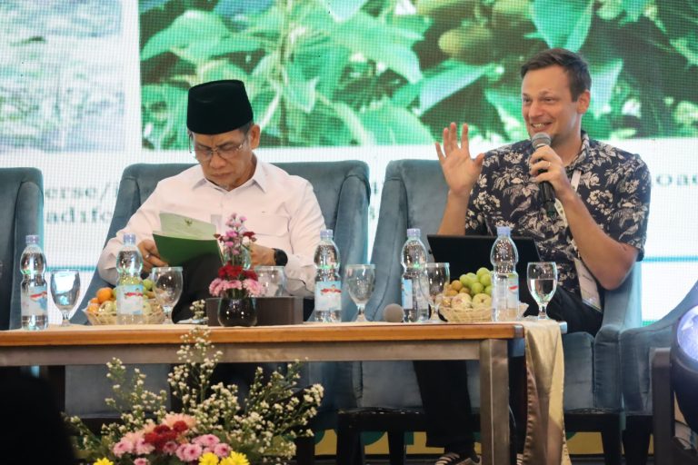 Jonathan D. Smith Telisik Pohon Memiliki Nilai Spiritual dan Ekonomi – UIN Walisongo