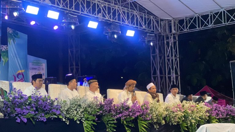 Semangat Berselawat, Jemaah Antusias Hadiri Peringatan Harlah PMI Fakultas Dakwah dan Komunikasi ke-12 – UIN Walisongo