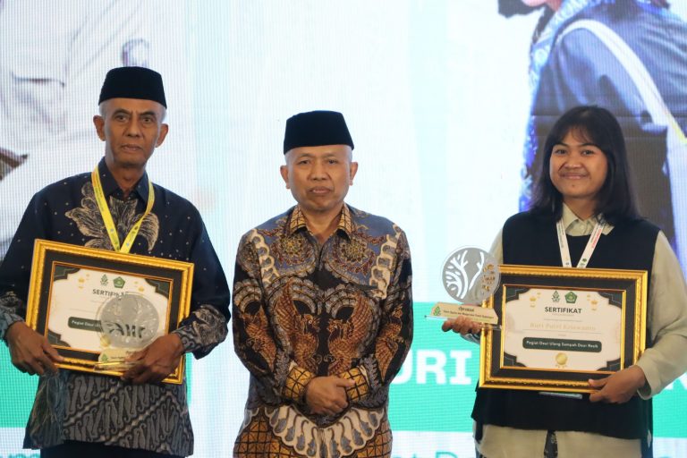Sururi dan Ruri Putri Kriswanto Raih Penghargaan Lingkungan di ICRE 2024 UIN Walisongo Semarang – UIN Walisongo