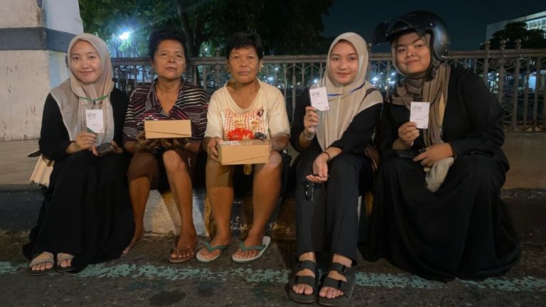 Mahasiswa KPI dan Telkomsel Bagikan Paket Makan Sahur Bergizi – UIN Walisongo