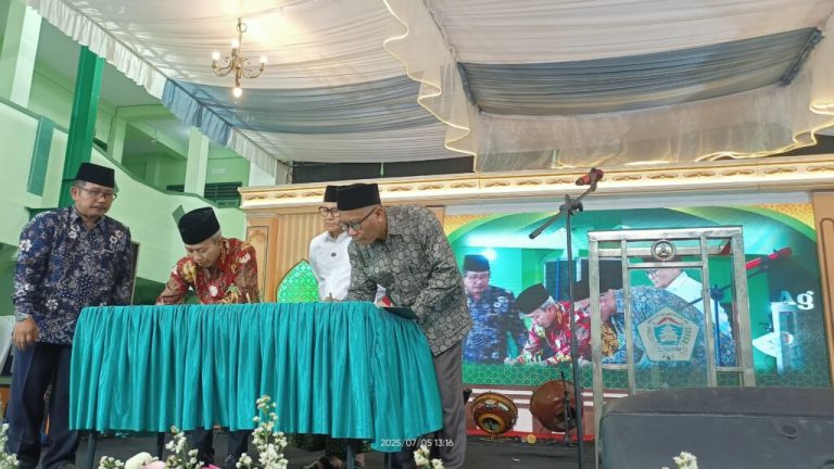 Penandatanganan MOU di saksikan oleh Menteri Koordinator Bidang Pemberdayaan Masyarakat Republik Indonesia – UIN Walisongo