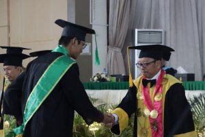 Fawaid, Wisudawan PAI UIN Walisongo Peraih Cumlaude, Kini Mengabdi di MTsN Rembang – UIN Walisongo