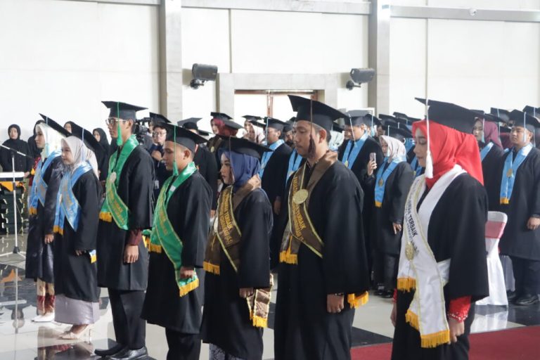 Iqbal Ahsanul Aula, Wisudawan Terbaik dan Termuda S-2 PBA UIN Walisongo, Ukir Prestasi Hingga Thailand – UIN Walisongo