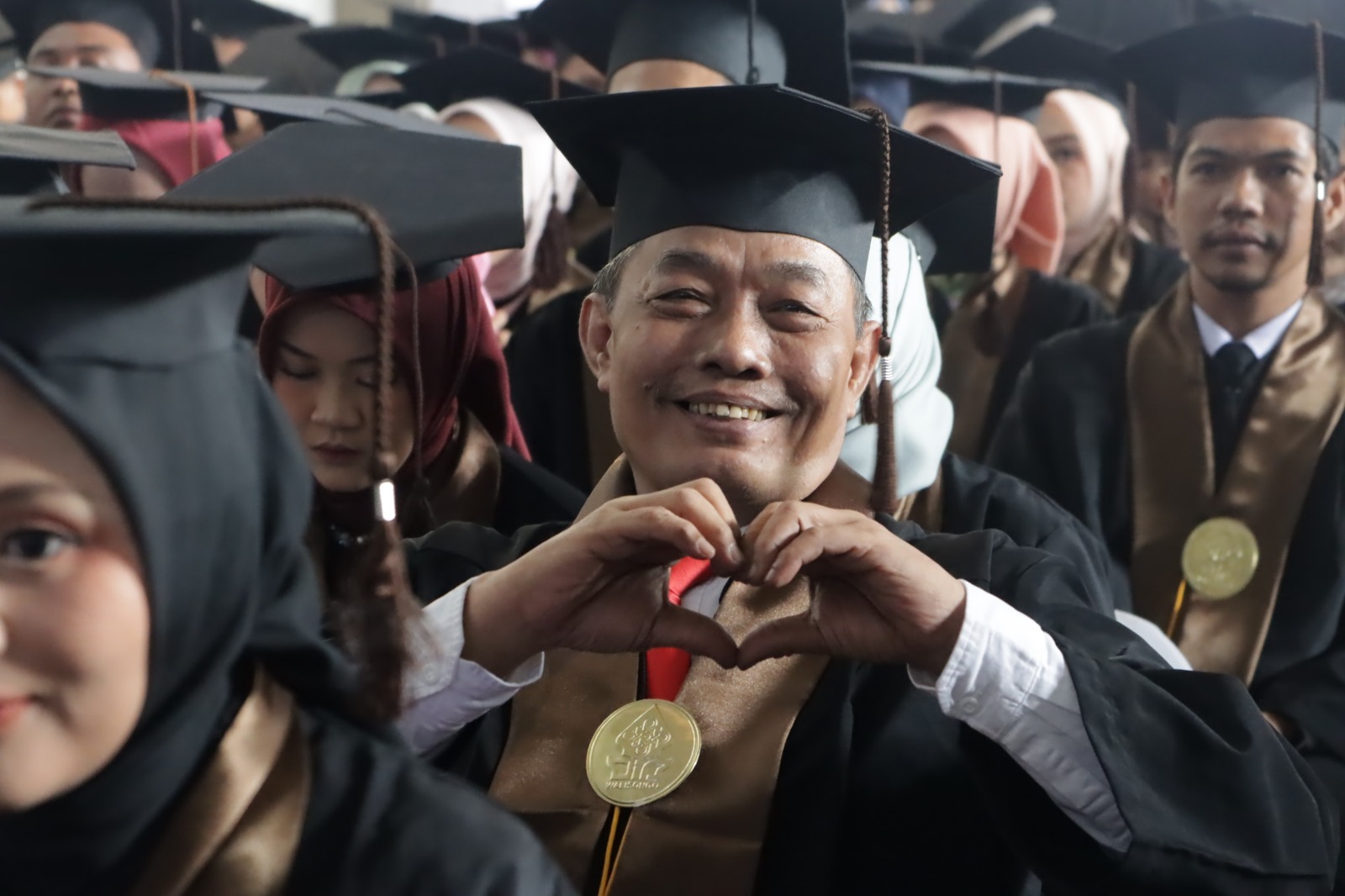 Pendidikan bagai Cahaya, Kisah Kiai Budi Harjono, Raih Predikat Terbaik S2 UIN Walisongo – UIN Walisongo