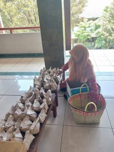 Peduli Sosial, DWP UIN Walisongo Bagikan Ratusan Nasi Bungkus dalam rangka Jum'at Berkah