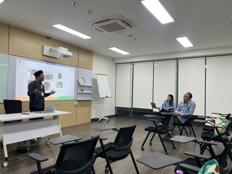 Upaya Optimalisasi Ru’yatul Hilal yang Merata, M. Ihtirozun Ni’am tawarkan Sistem Kontrol Teleskop Jarak Jauh di Forum AICIS+ – UIN Walisongo