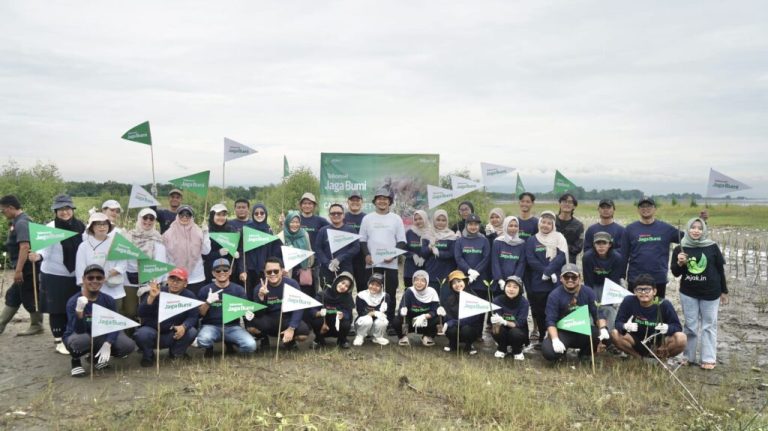 Dukung Kelestarian Pesisir, Telkomsel Gandeng Mahasiswa UIN Walisongo Menanam Mangrove di Kendal – UIN Walisongo