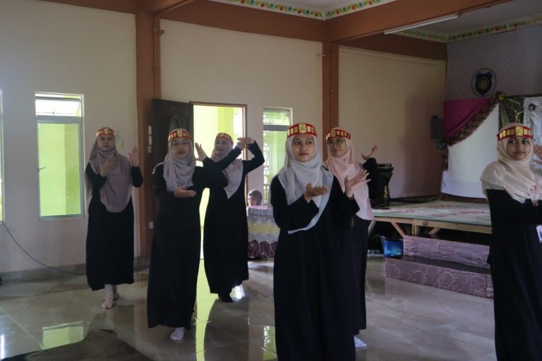 Mahasiswa KKN Mandiri Misi Khusus Internasional Tahap II UIN Walisongo Semarang Kenalkan Tarian Sinanggar Tulo di Negeri Jiran – UIN Walisongo