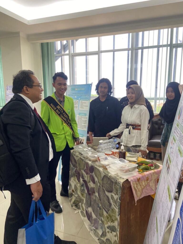 Prodi Teknik Lingkungan Pamerkan Karya Penelitian dan Pengabdian yang Memukau di 1 Dekade FST – UIN Walisongo