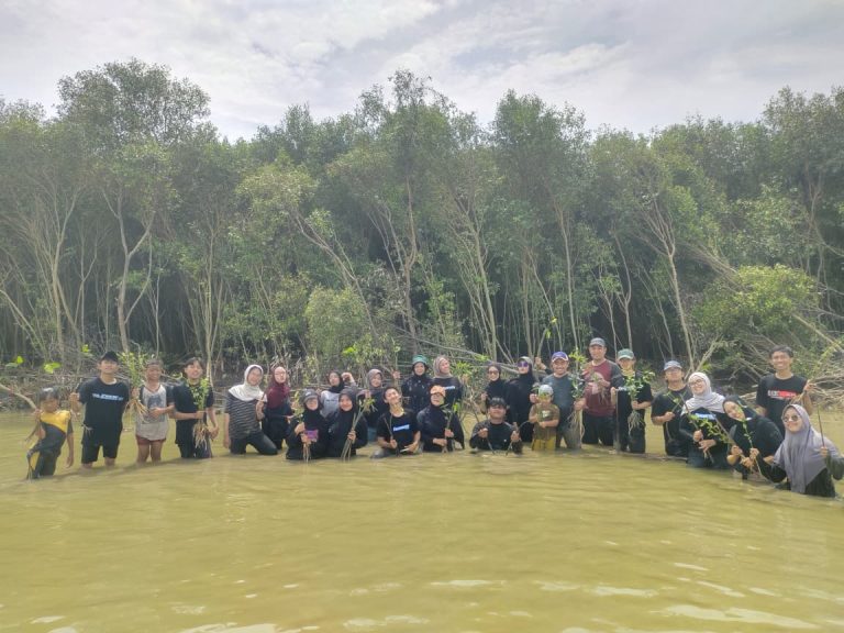 Purworejo Bonang Mantapkan Rehabilitasi Pesisir, Gandeng Komunitas Phylosopicture KPI UIN Walisongo Tanam Mangrove – UIN Walisongo