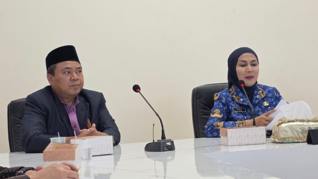 Bupati Kendal Serahkan Beasiswa kepada 10 Mahasiswa UIN Walisongo – UIN Walisongo