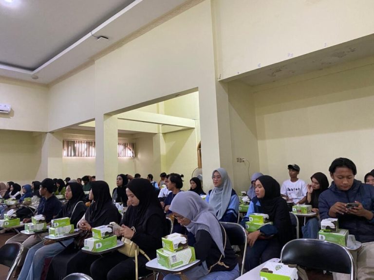 Mahasiswa KKDN Papua Kembali ke Semarang, LP2M dan Dekanat FDK Sambut Kepulangan di Kampus III – UIN Walisongo