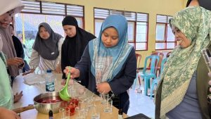 KKN MMK 2026 UIN Walisongo Posko 4 Gelar Workshop Lilin Aromaterapi dari Minyak Jelantah – UIN Walisongo 4 KKN MMK 2026 UIN Walisongo Posko 4 Gelar Workshop Lilin Aromaterapi dari Minyak Jelantah – UIN Walisongo