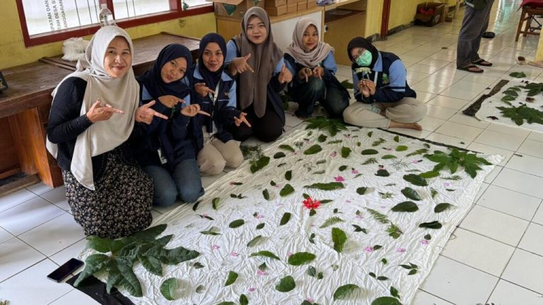 KKN MMK UIN Walisongo Posko 4 Kenalkan Ecoprint kepada PKK Desa Serang – UIN Walisongo