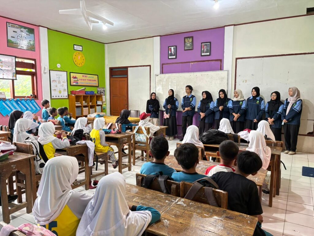 Mahasiswa KKN MMK Posko 4 UIN Walisongo Integrasikan Edukasi Lingkungan dalam Kegiatan Belajar di SD Negeri 1 Serang – UIN Walisongo