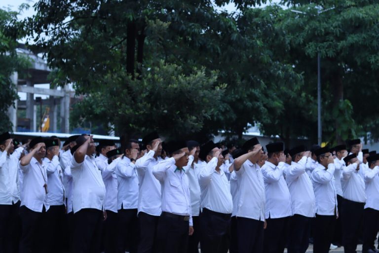 UIN Walisongo Gelar Upacara HAB Kemenag ke-80, Rektor Serahkan Satyalencana Karya Satya – UIN Walisongo