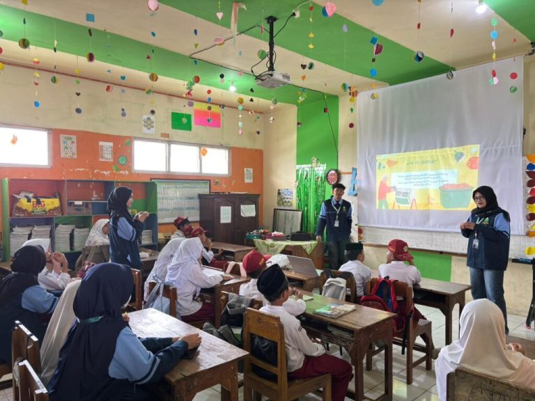 Dukung Program Madrasah Adhiwiyata, KKN MMK Posko 4 UIN Walisongo Terapkan Biopori di MI Ma’arif Serangsari – UIN Walisongo