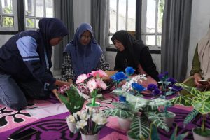 KKN MMK Posko 3 Kunjungi UMKM Bunga Plastik Bekas di Kampung Wonosari – UIN Walisongo