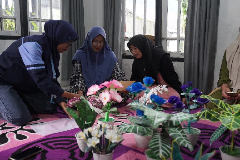 KKN MMK Posko 3 Kunjungi UMKM Bunga Plastik Bekas di Kampung Wonosari – UIN Walisongo