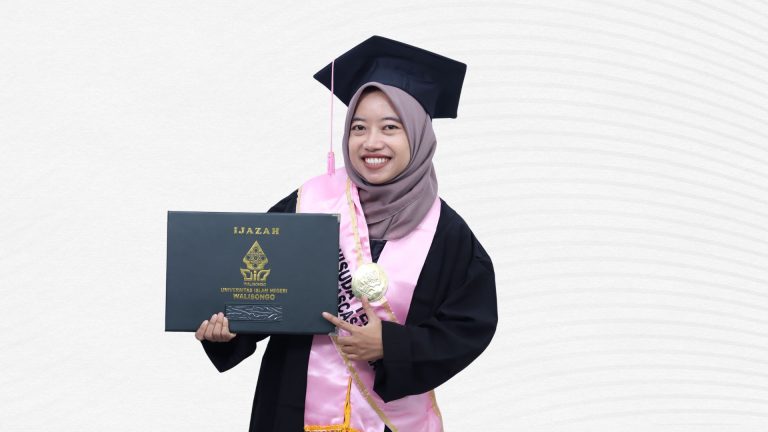 Kisah Darsini, Wisudawan Terbaik UIN Walisongo yang Padukan Spiritualitas dan Resolusi Konflik – UIN Walisongo