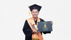 Kisah Mukhamad Aji, Wisudawan Terbaik FEBI yang Raih Gelar di Tengah Duka – UIN Walisongo