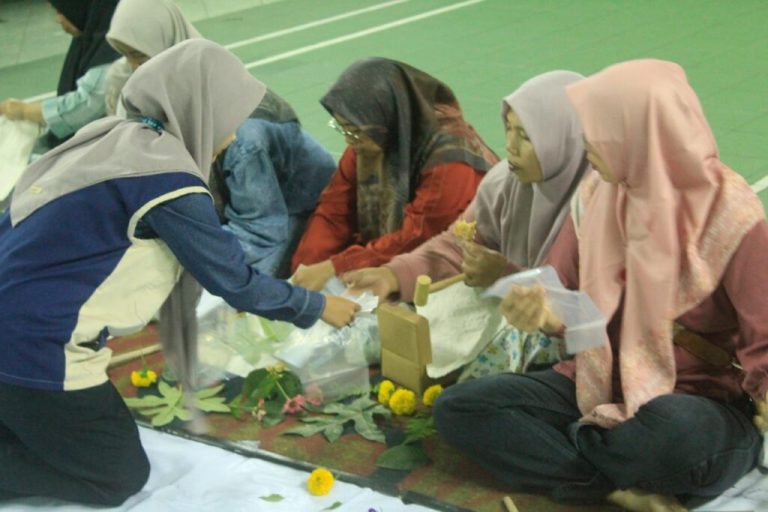 Tingkatkan Kreativitas Ramah Lingkungan, Mahasiswa KKN Mmk Posko 3 UIN Walisongo Gelar Pelatihan Ecoprint Di Kelurahan Kejajar – UIN Walisongo