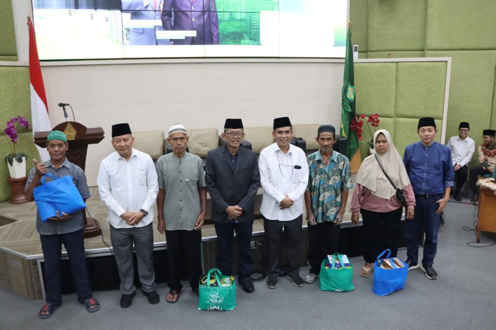 KALAM UIN Walisongo Salurkan Paket Sembako dan Gelar Buka Bersama Warga Sekitar Kampus – UIN Walisongo