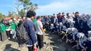 Kolaborasi HMJ Teknik Lingkungan dan HMJ Kimia tanam 1300 Bibit Mangrove di Pesisir Pantai Utara Jawa – UIN Walisongo