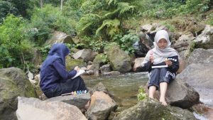 Beranda 1 Bukan Sekadar Piknik, Mahasiswa KPI Walisongo Sulap Curug Jadi Ruang Pulih dan Tawa Bersama – UIN Walisongo