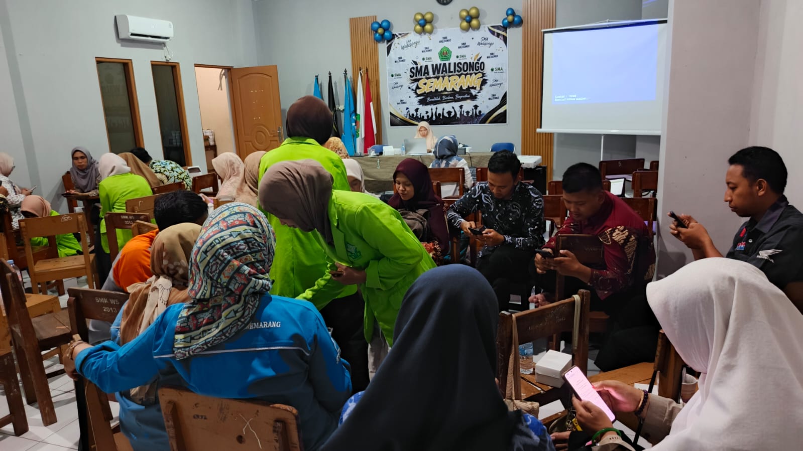 Dosen PBI UIN Walisongo Dampingi Guru SMP Walisongo Manfaatkan Gadget untuk Media Pembelajaran – UIN Walisongo
