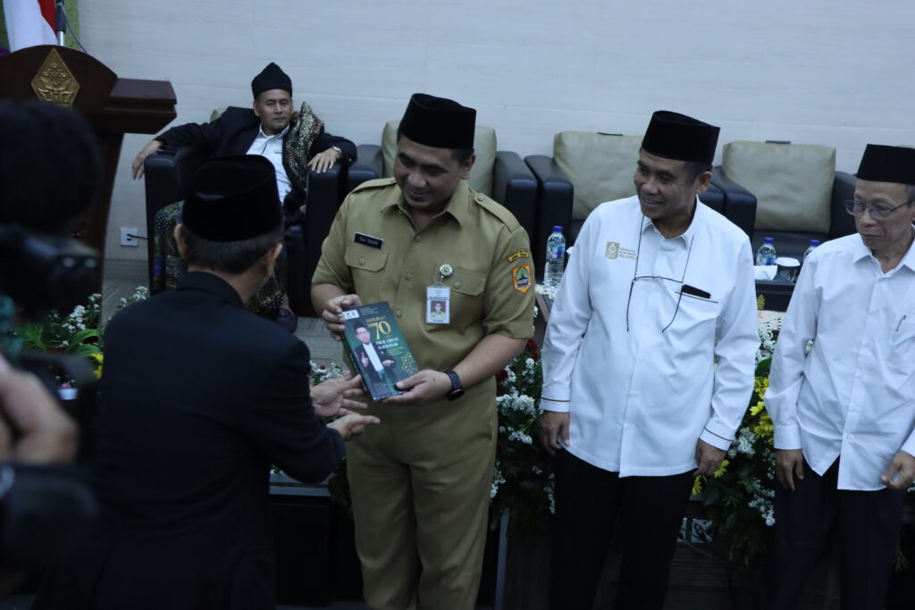 Buku Ini Adalah Mozaik Keteladanan dan Perjuangan – UIN Walisongo 1 Buku Ini Adalah Mozaik Keteladanan dan Perjuangan – UIN Walisongo