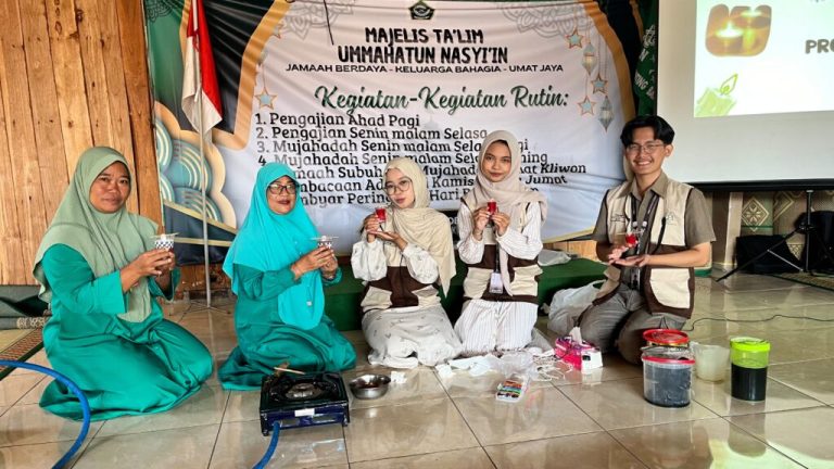 Mahasiswa KKN UIN Walisongo Latih Pembuatan Lilin Aromaterapi dari Minyak Jelantah – UIN Walisongo