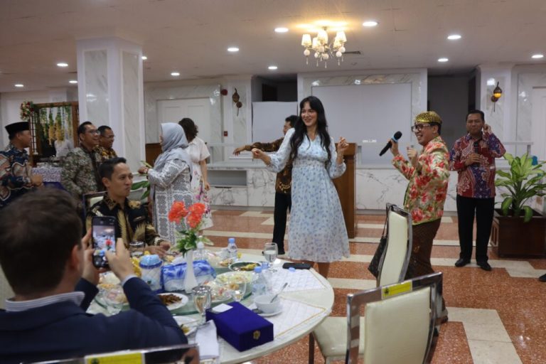 Tutup Hari Pertama dengan Gala Dinner, Project Manager ACQUIN Robert Råback Puji Komitmen Internasionalisasi UIN Walisongo – UIN Walisongo 11 Tutup Hari Pertama dengan Gala Dinner, Project Manager ACQUIN Robert Råback Puji Komitmen Internasionalisasi UIN Walisongo – UIN Walisongo
