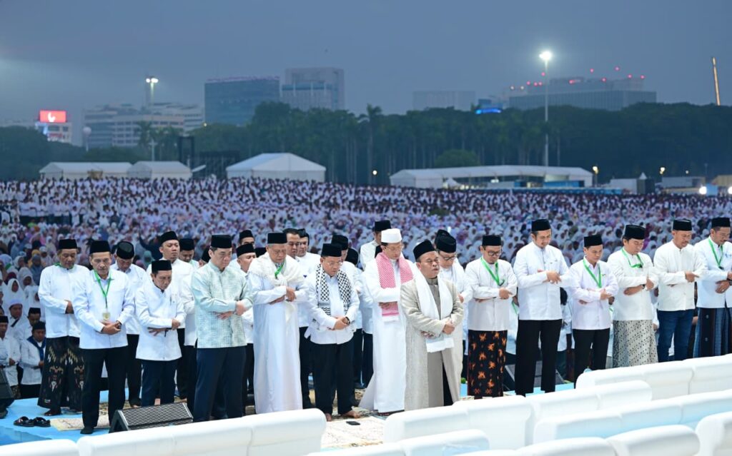 100.000 Jemaah Hadiri Zikir dan Doa Kebangsaan di Monas, Wujud Syukur atas Kemerdekaan Indonesia – UIN Walisongo 1 100.000 Jemaah Hadiri Zikir dan Doa Kebangsaan di Monas, Wujud Syukur atas Kemerdekaan Indonesia – UIN Walisongo