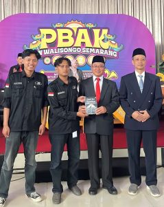 Beranda 1 Beri Contoh Nyata Bagi Mahasiswa Baru di PBAK 2026, DEMA FTIK UIN Walisongo Terbitkan Dua Buku Sekaligus – UIN Walisongo