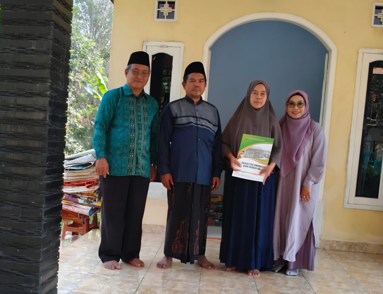 FEBI UIN Walisongo Sampaikan Santunan dan Duka Cita untuk Almarhum Rizki Ramadhan – UIN Walisongo