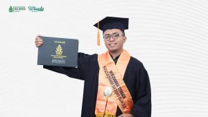 Kisah Abdul Aziz, Guru Ngaji yang Jadi Wisudawan Terbaik FEBI UIN Walisongo – UIN Walisongo
