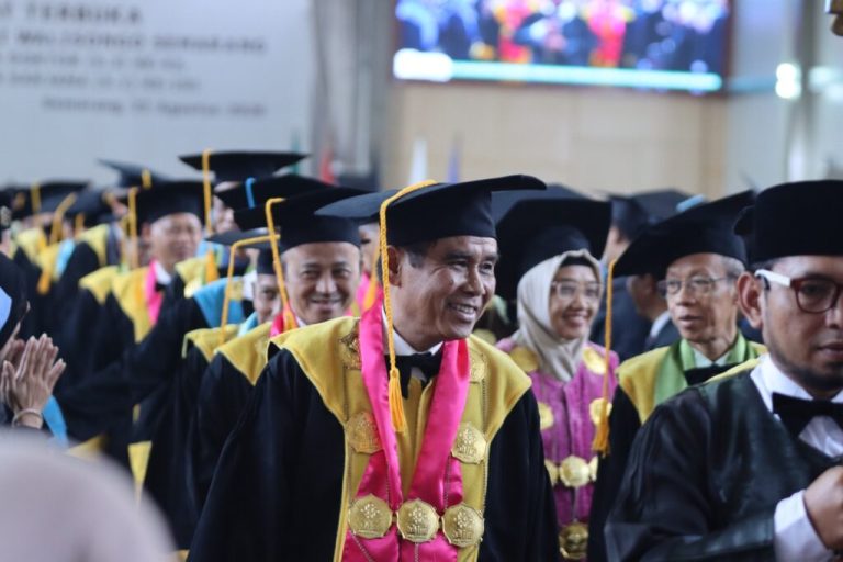 Luluskan 2.016 Wisudawan Periode Agustus 2026, UIN Walisongo Diwarnai Kisah Haru Pengorbanan Orang Tua dan Ketangguhan Alumni – UIN Walisongo 3 Luluskan 2.016 Wisudawan Periode Agustus 2026, UIN Walisongo Diwarnai Kisah Haru Pengorbanan Orang Tua dan Ketangguhan Alumni – UIN Walisongo