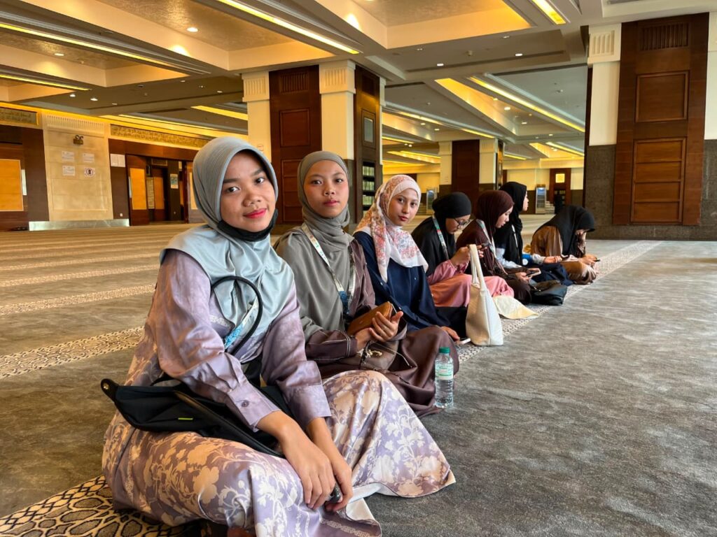 Mahasiswa KKN Internasional Arab Saudi Jelajah Kawasan Ajyad Masofi, Temukan Titik Tenang Beribadah di Zamzam Tower – UIN Walisongo 1 Mahasiswa KKN Internasional Arab Saudi Jelajah Kawasan Ajyad Masofi, Temukan Titik Tenang Beribadah di Zamzam Tower – UIN Walisongo